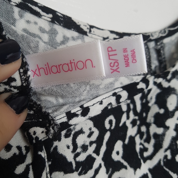 Xhilaration Black White Print Cropped Tank Sz XS - Picture 3 of 4